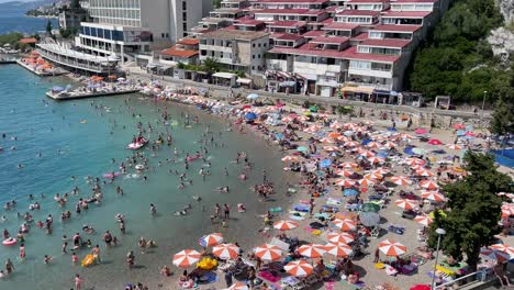 Gente-Nadando-En-Aguas-Poco-Profundas-Del-Mar-Durante-Los-Calurosos-Días-De-Verano.