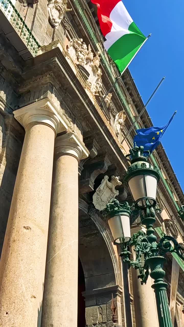 Scena di strada affollata con bandiera italiana e turisti