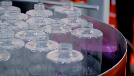 línea de producción farmacéutica - plataforma giratoria con botellas de vidrio vacías