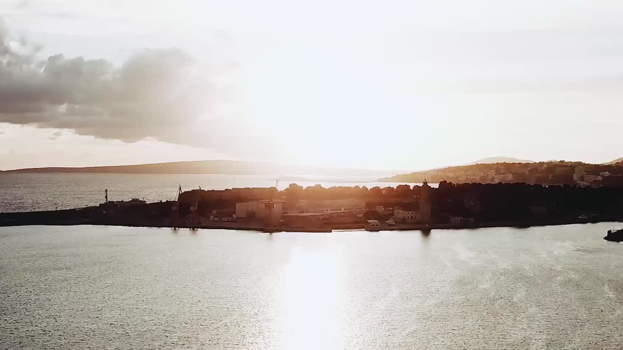 해안 마을 위의 해가 지는 모습