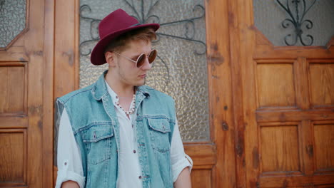 hombre elegante con sombrero y gafas de sol