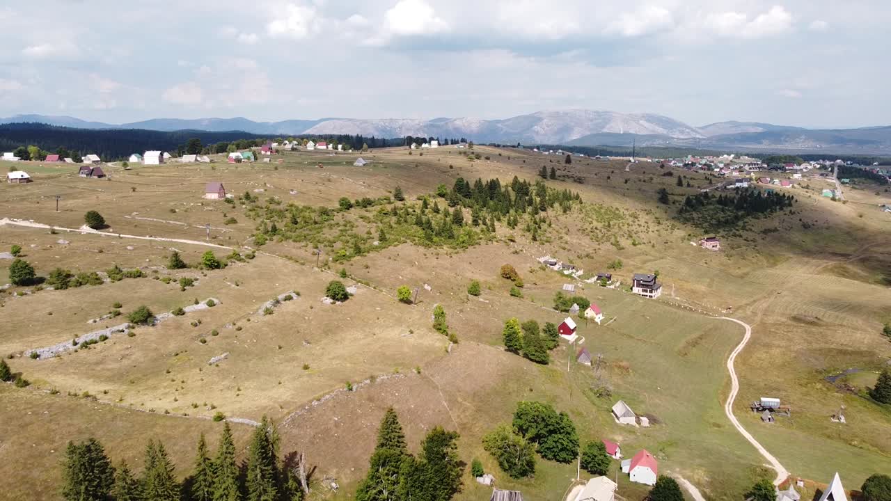 pueblo de montaña zabljak en el parque nacional de durmitor, montenegro - antena