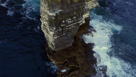 Inclinación-Aérea-Desde-La-Base-De-Una-Pila-De-Mar-Hasta-El-Borde-De-Los-Acantilados-De-Moher.