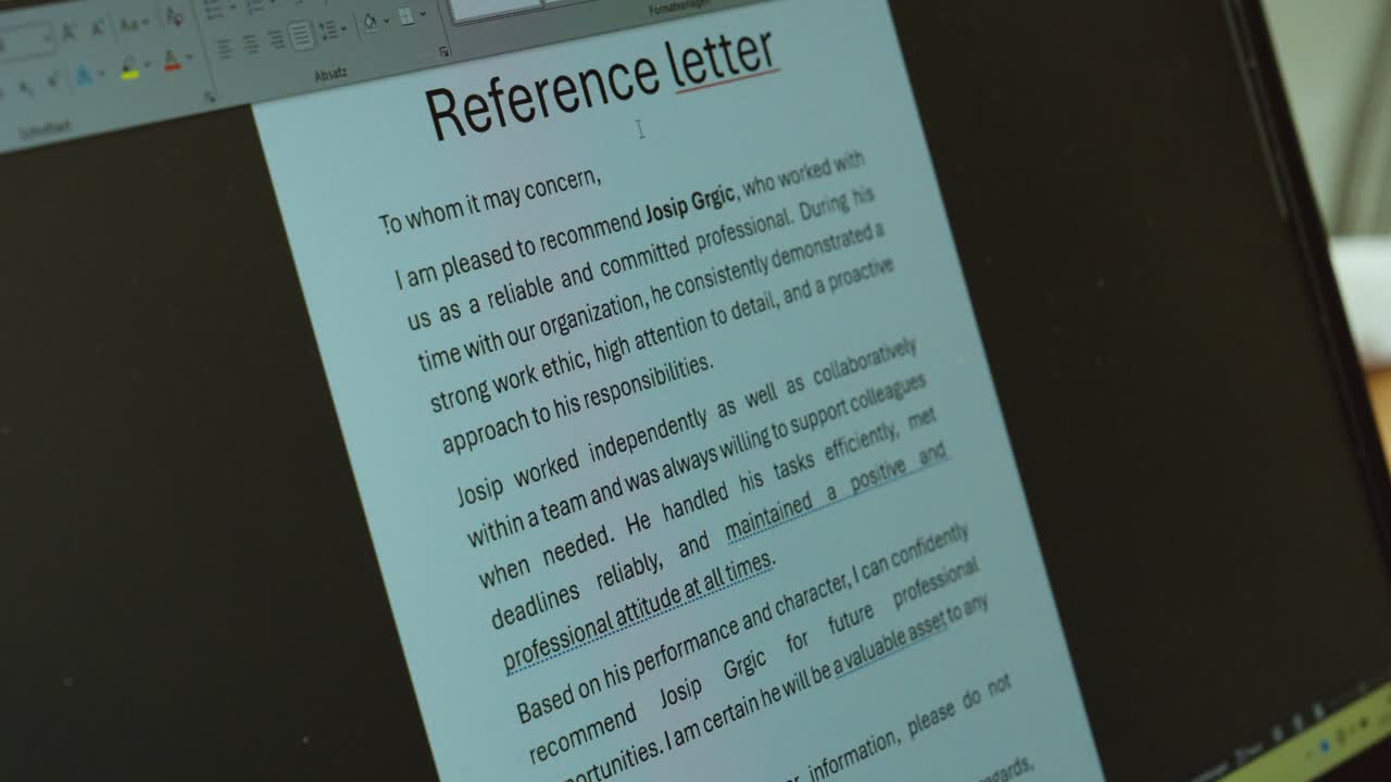 Nærbillede af en hånd, der peger på et “Referencebrev”-dokument, som vises på en laptop, hvilket antyder gennemgang og godkendelse af en professionel anbefaling. Ideel til HR, rekruttering, jobansøgninger og wo