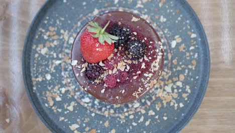 pastel de chocolate con bayas