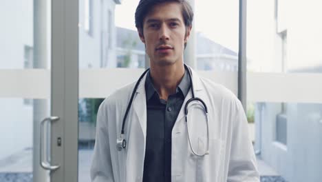 joven médico sonriendo a la cámara 4k