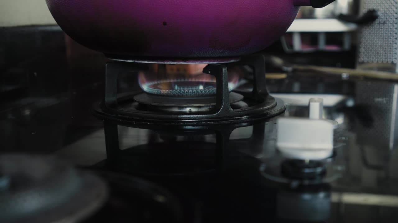 부에서 파란색과 빨간색으로 불타는 불꽃이 있는 검은색 가스 스토브의 비디오