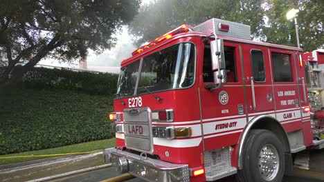 motor de incendios con luces rojas intermitentes