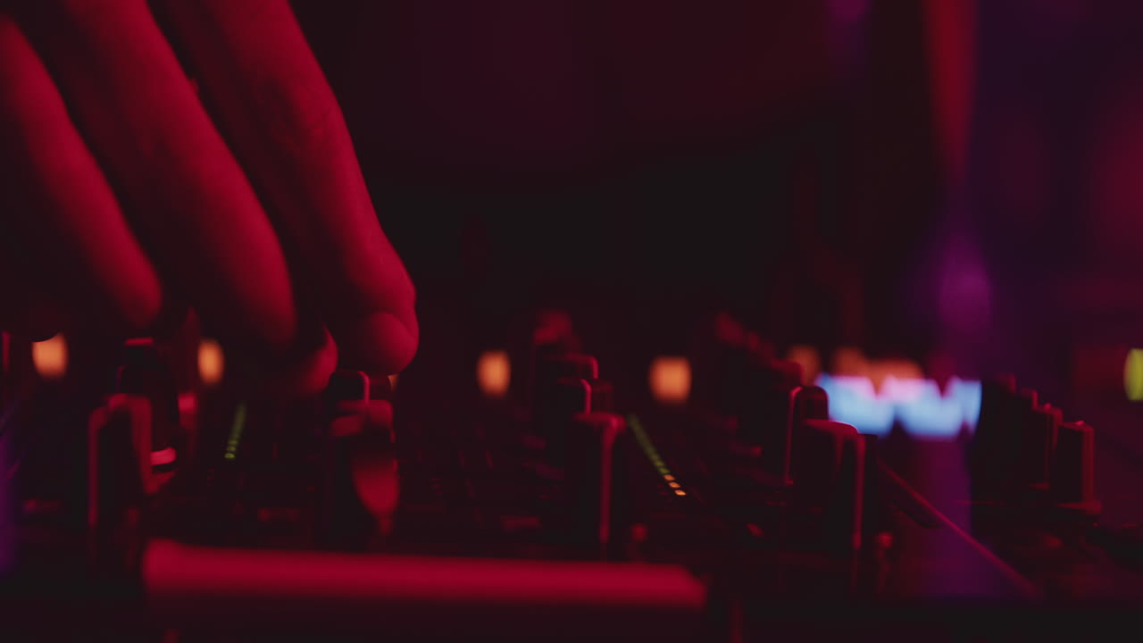 Gece Kulübünde DJ Miksajı