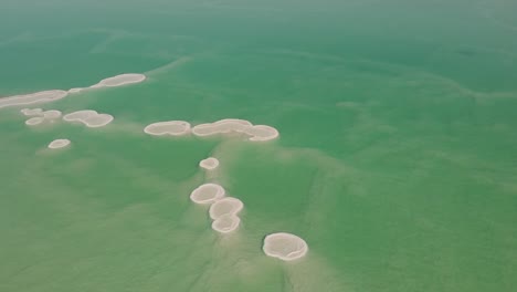 Aerial-view-around-salt-flats-in-turquoise-waters-of-the-dead-sea,-in-Israel---orbit,-drone-shot