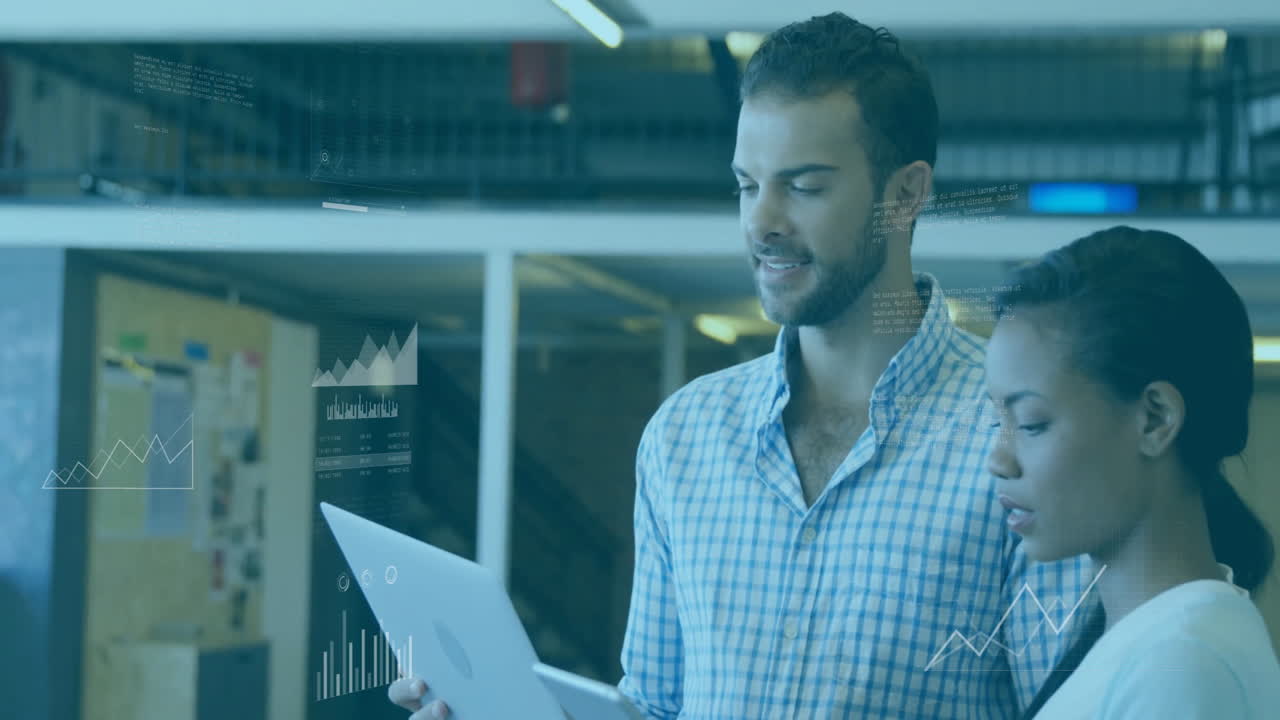 animación del procesamiento de datos financieros sobre diversas personas de negocios en la oficina