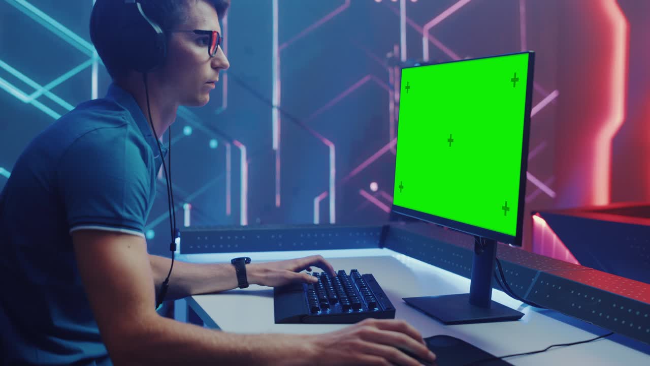 en el campeonato de videojuegos, el jugador de esports profesional juega en la pantalla de tecla de croma verde de la computadora personal. transmisión en vivo en línea del torneo de ciberjuegos elegante sala de neón retro