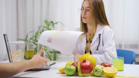 The-nutritionist-gives-the-diet-program-to-the-patient.-Healthy-lifestyle.