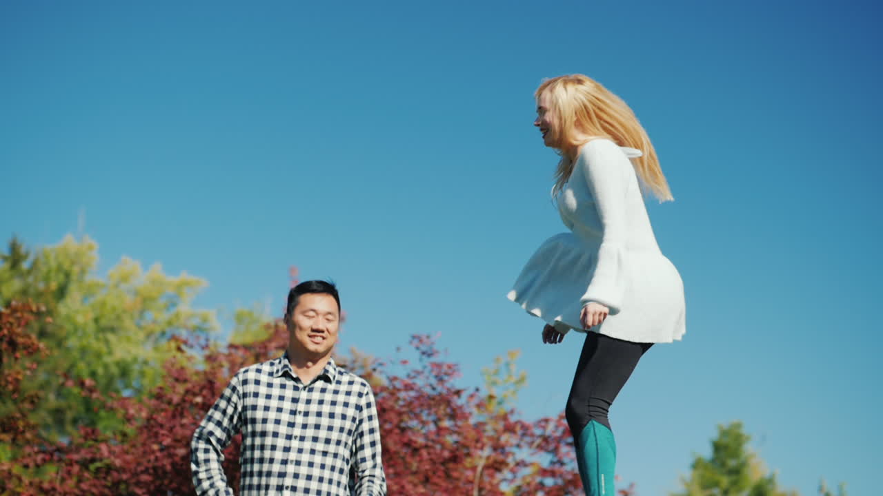 남자와 여자는 트램폴린에 점프