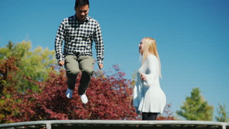 Mann-Und-Frau-Springen-Auf-Trampolin