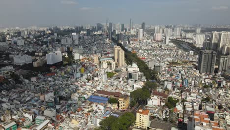 vista aérea, barrio residencial del centro de la ciudad de ho chi minh, vietnam en un día soleado, disparo de drones a 60 fps