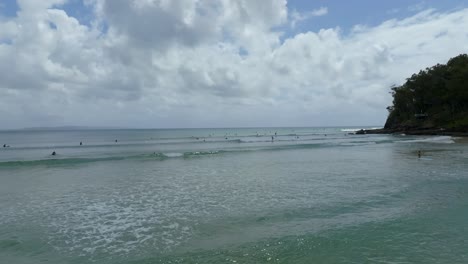 Sesión-De-Surf-Con-Drones-De-Noosa-En-Un-Día-Soleado,-Australia