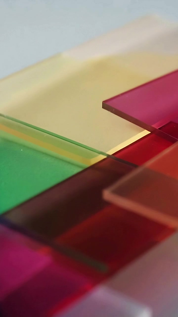 Vertical video: Racking camera showing stacked colored plates on tabletop to emphasize magenta edge
