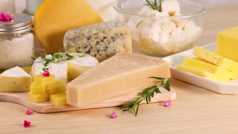 variedad de quesos y productos lácteos