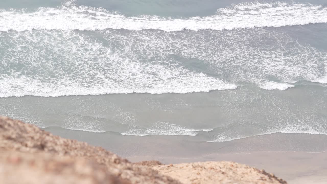 가파른 절벽 또는 절벽, 캘리포니아 해안, 토리 파인, 위에서 바다 파도