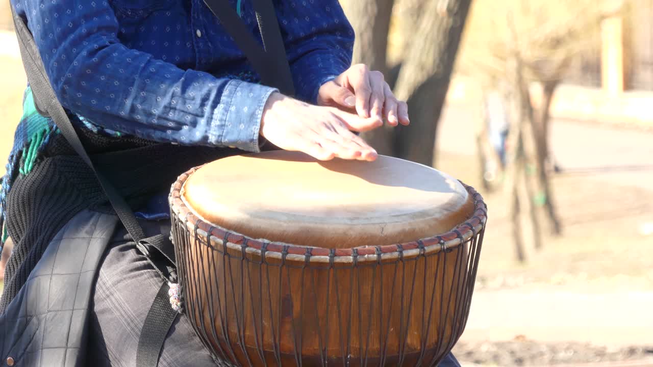 에서 리을 연주하는 것.