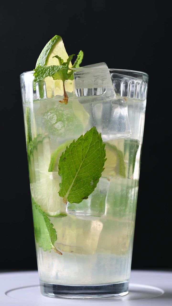 Pyörivä mojito-cocktail