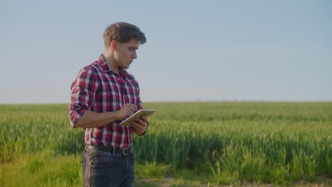 Agricultor Trabalha em Tablet Digital com Paisagem Rural ao Fundo