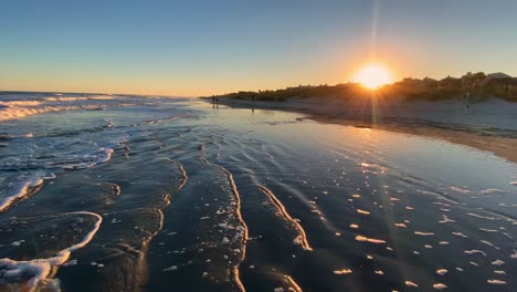 hermosa puesta de sol mágica en hilton head island sur