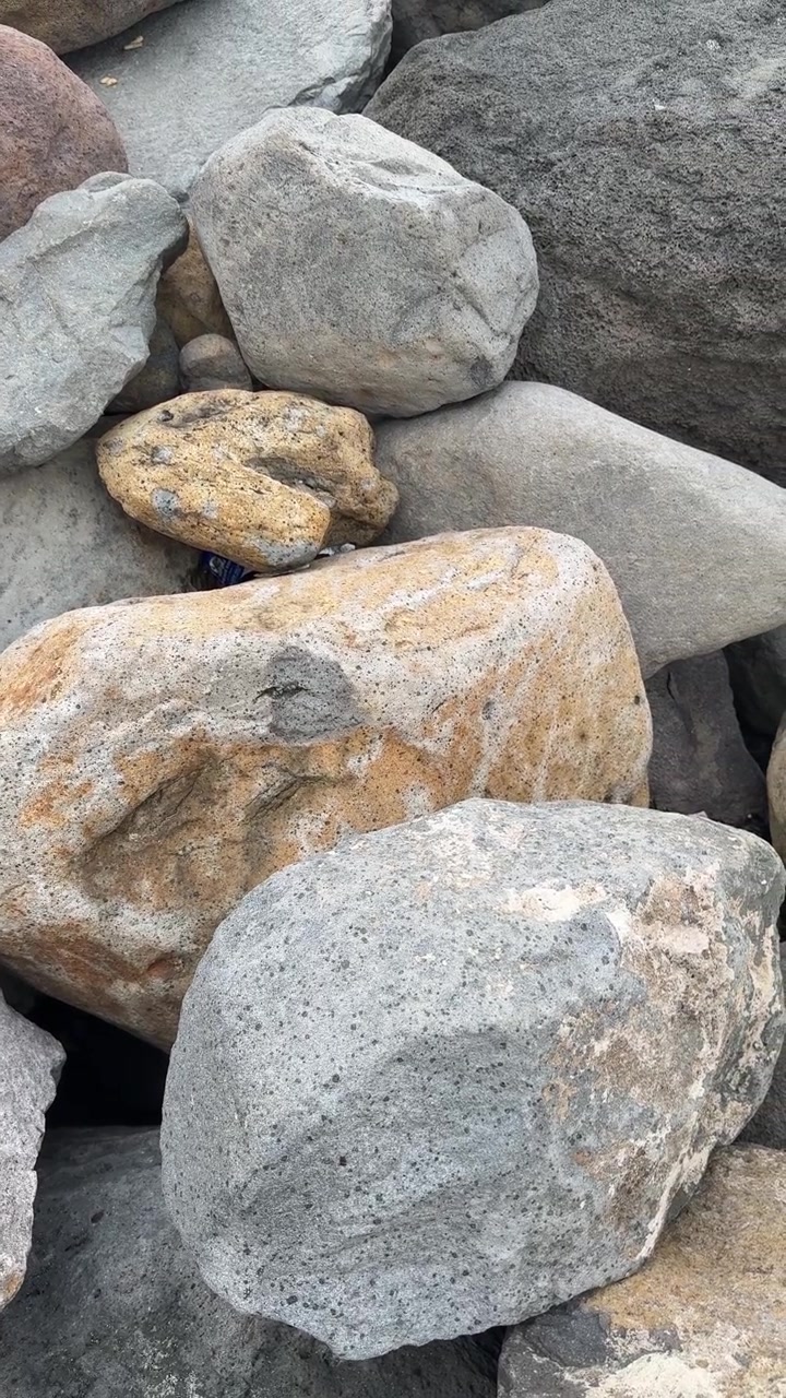 Primo piano di un mucchio di grandi rocce naturali e massi