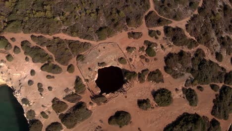 vista aerea de una cueva de benagil, uno de los lugares mas fotografiados del mundo, la vista es impresionante, con aguas transparentes, un lugar que todos deben conocer