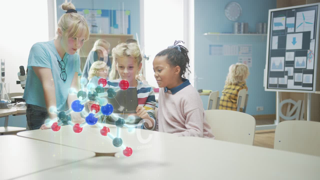 세 명의 다양한 학교 아이들은 화학 과학 수업에서 증강 현실 응용 프로그램을 가진 디지털 태블릿 컴퓨터를 사용하여 분자의 교육용 3d 애니메이션을보고 있습니다.