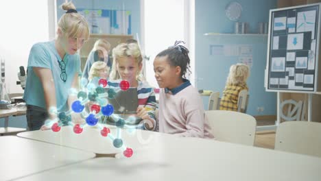 tres niños de escuelas diversas en la clase de química usan una tableta digital con aplicación de realidad aumentada, mirando la animación educativa 3d de una molécula.