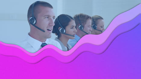 animación de ondas púrpuras sobre personas de negocios que usan auriculares de teléfono