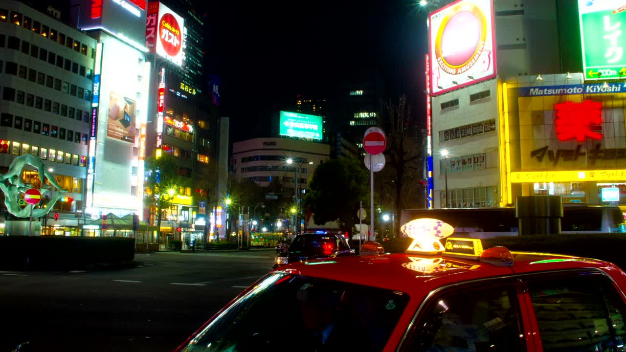 이케부쿠로 역 앞 동쪽의 야간 스 4k 깊은 초점 아래로 기울어