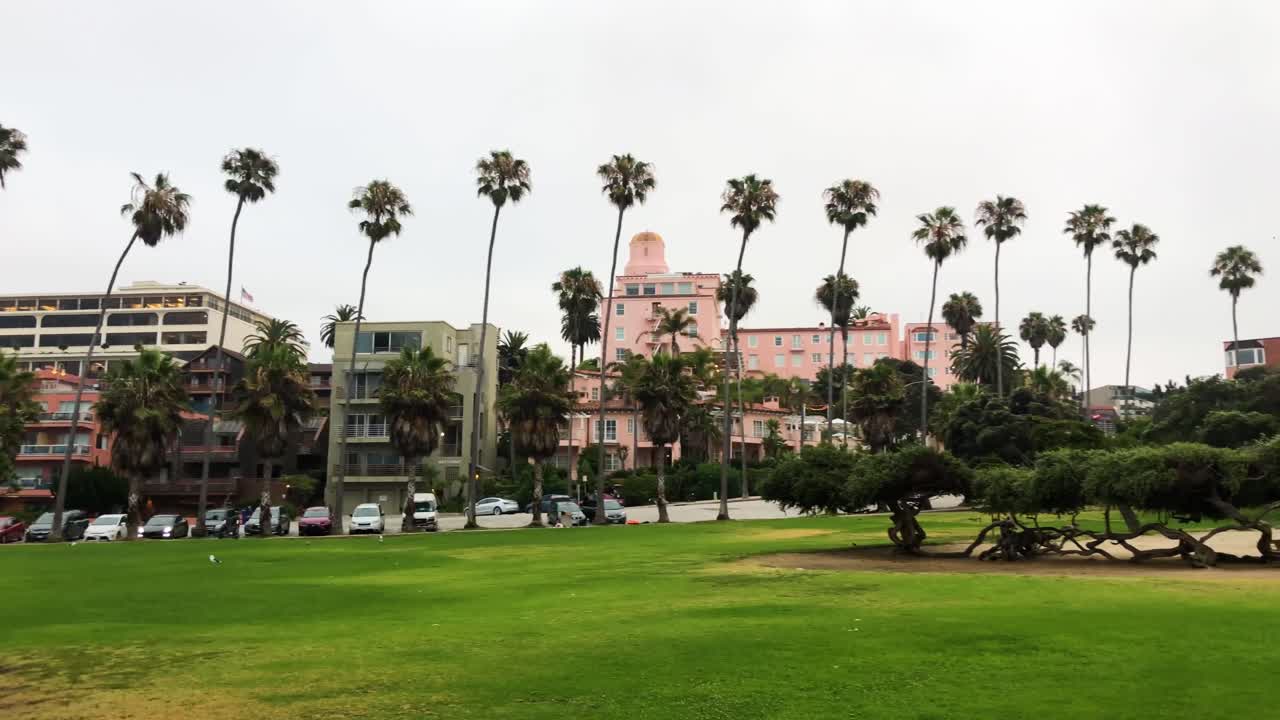 Esplorando la costa a La Jolla, California, in una giornata nuvolosa
