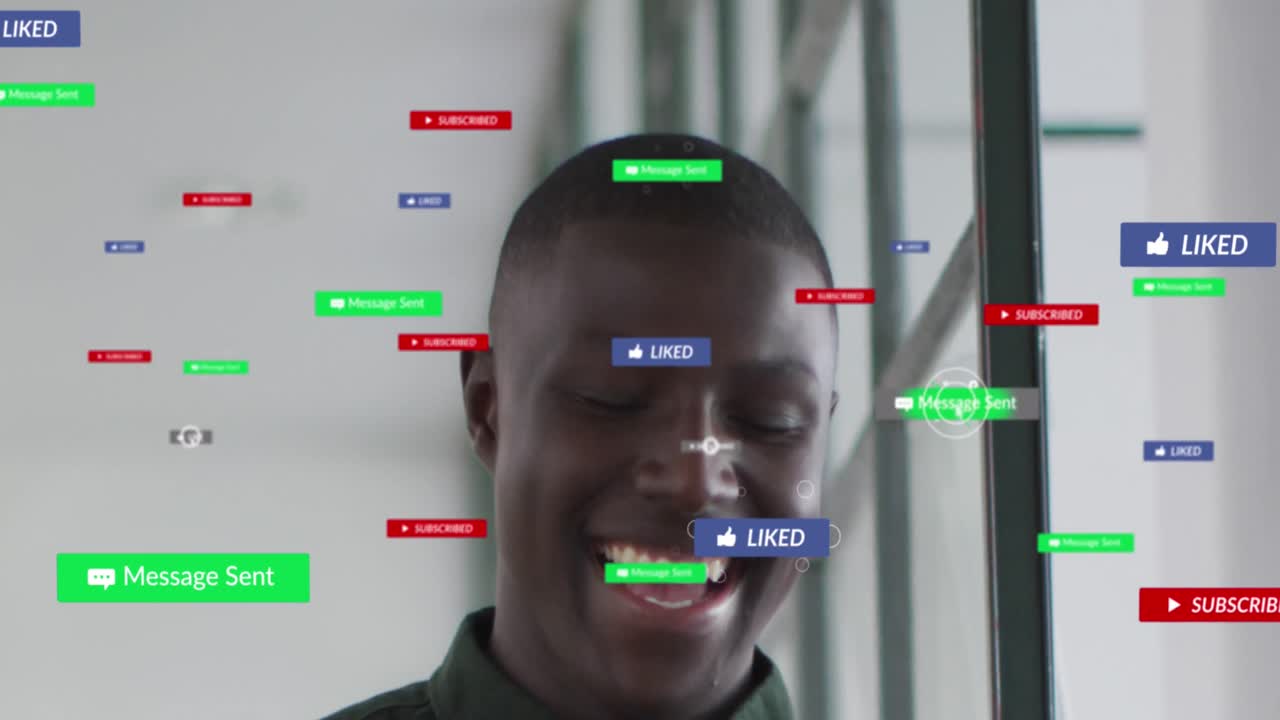 animación de iconos y números de las redes sociales sobre un empresario afroamericano en el cargo