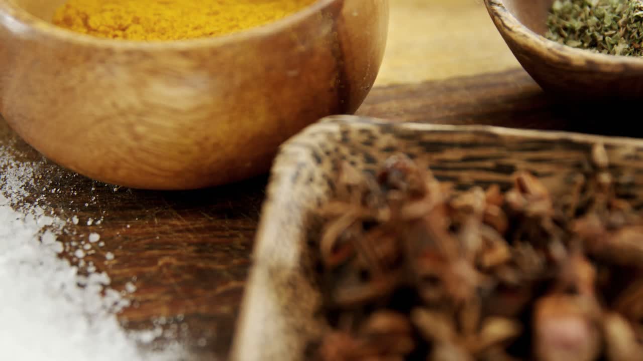 varias especias en el cuenco 4k