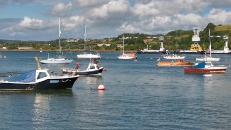 Pequeña-Lancha-Que-Viaja-Por-El-Río-Tamar-Cerca-De-Saltash-En-Cornualles-En-Un-Día-De-Verano-En-Inglaterra