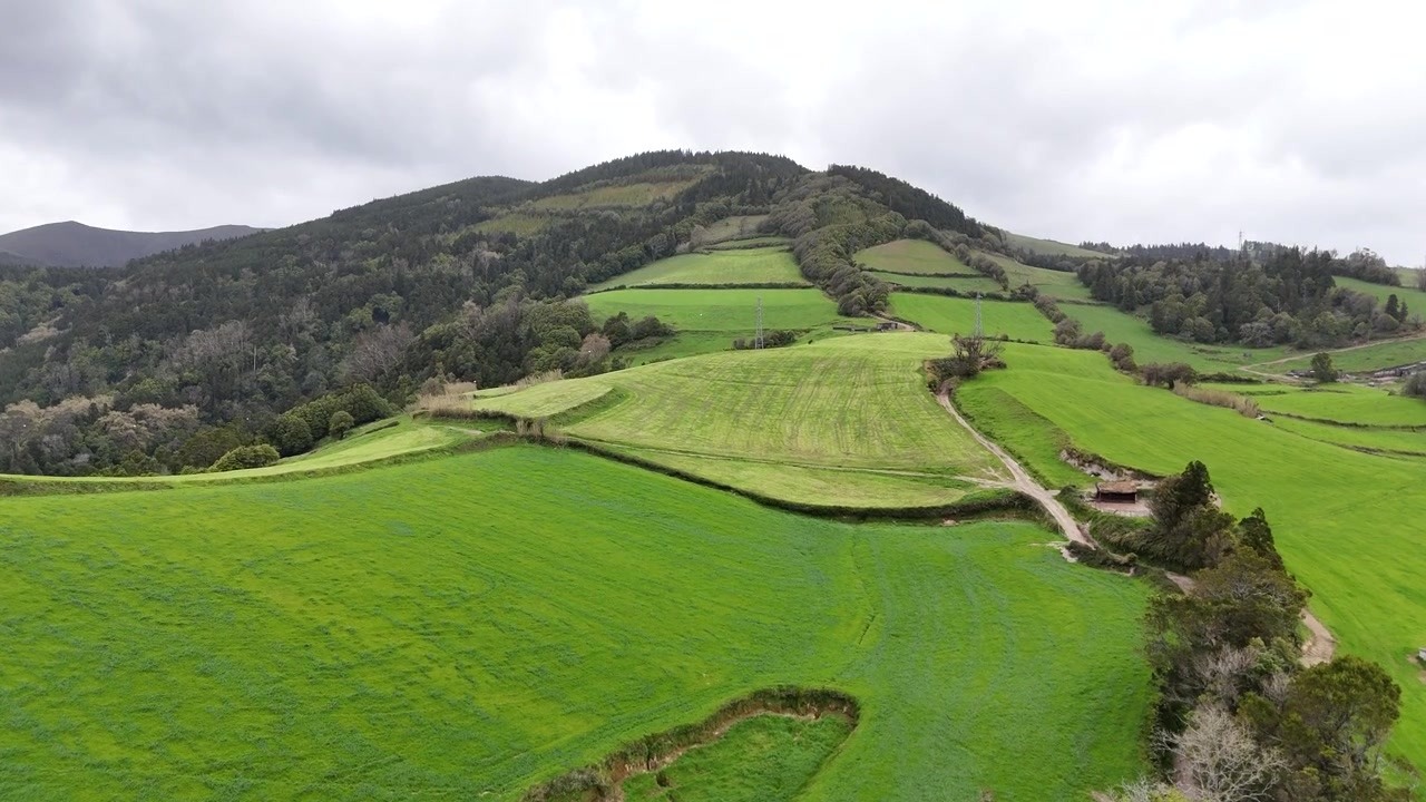 Volo di drone aereo in avvicinamento all'iconico santuario di Nossa Senhora da Paz sulla cima della collina di Vila Franca do Campo, Sao Miguel. Splendida vista della chiesa, delle scale bianche e del paesaggio verde.