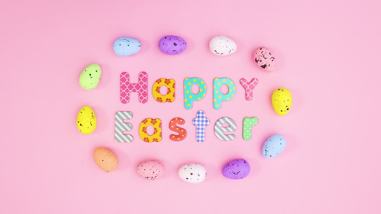 Uova si muovono in cerchio intorno al testo Buona Pasqua. Stop motion