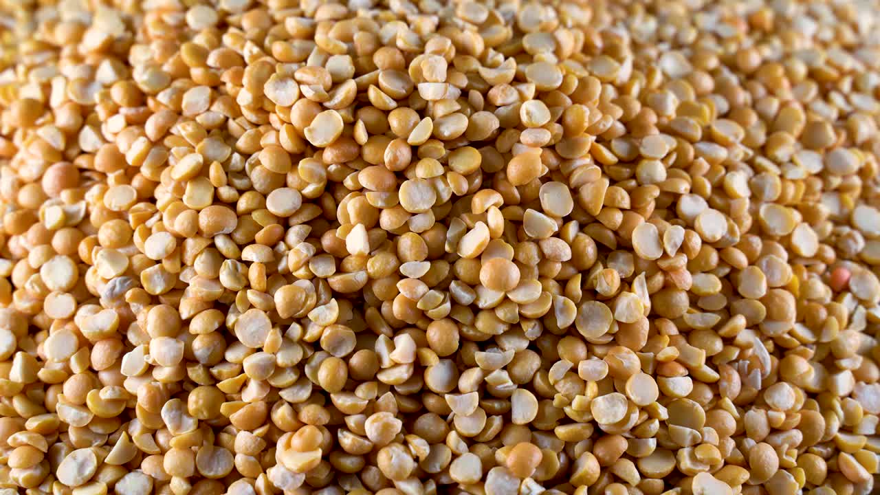 рассеянный желтый горох на столе. бобовые, бобы и чечевица с высоким содержанием белка для здоровой пищи.