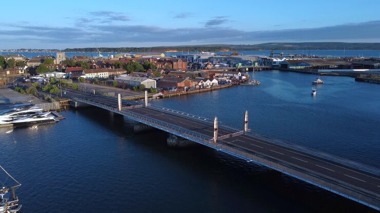 Il Ponte Twin Sails a Poole che si apre per far passare le barche.