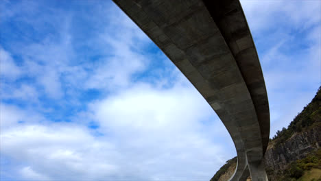 Lapso-De-Movimiento-Debajo-Del-Icónico-Puente-Del-Acantilado-Marino