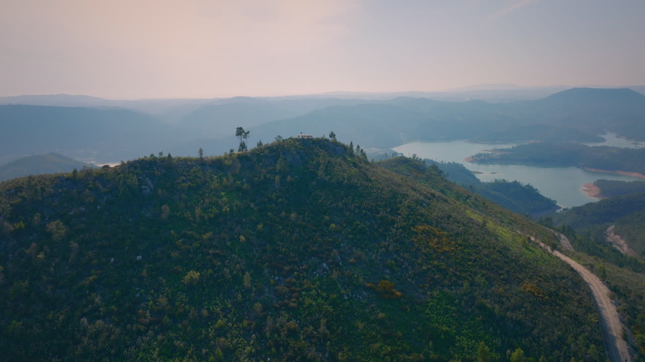 포르투갈 빌라 데 레이(vila de rei)의 세아다(seada) 전망대와 zezere 강을 배경으로