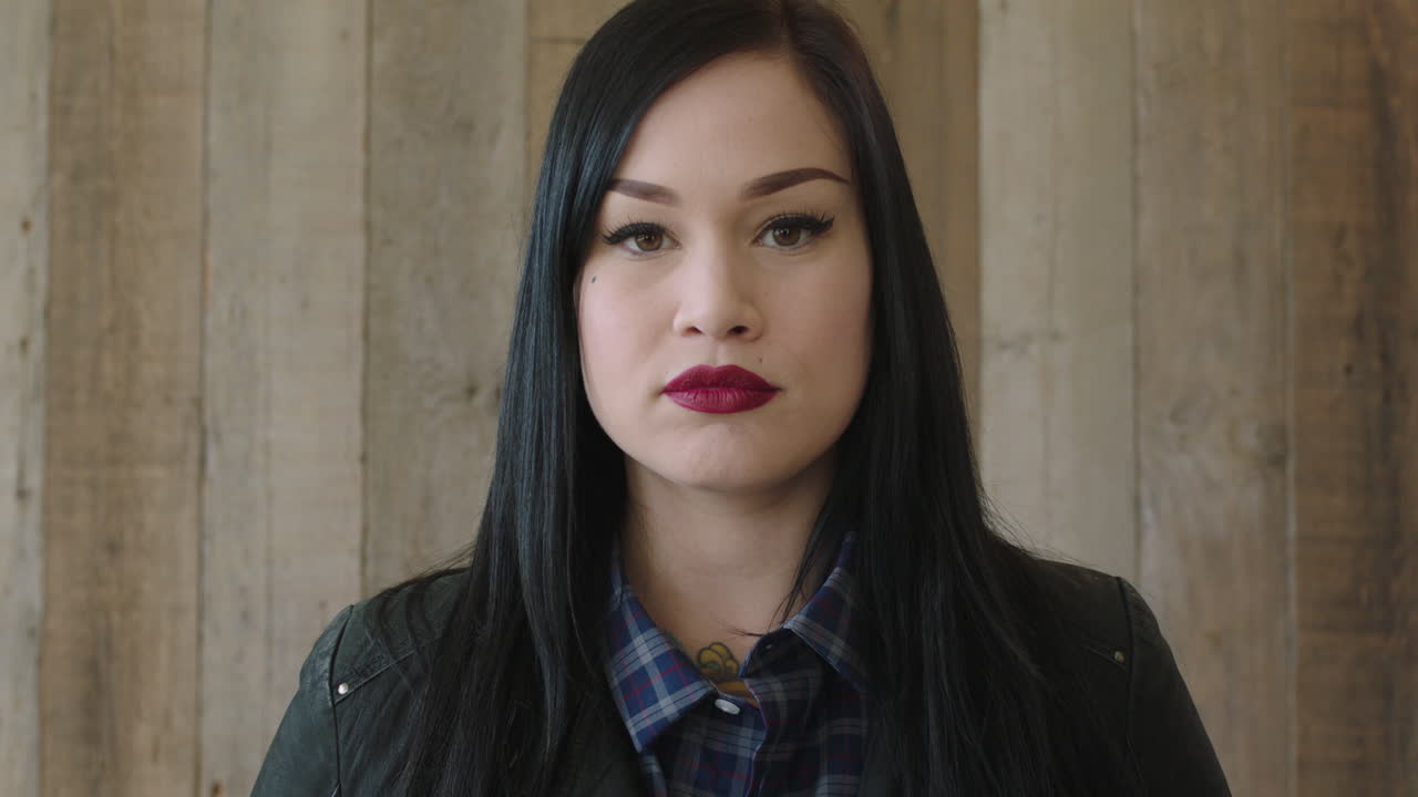 retrato de una mujer caucásica joven y bonita que mira en serio a la cámara, mujer independiente en el vestíbulo de madera