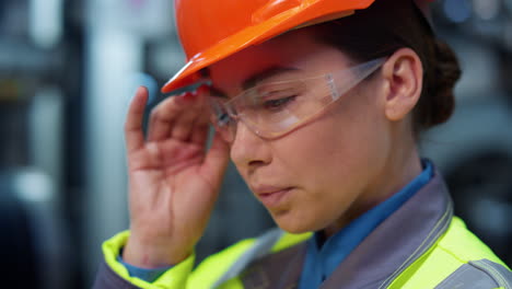 progetto di lavoro del supervisore sul close-up della moderna fabbrica. concetto di analista aziendale