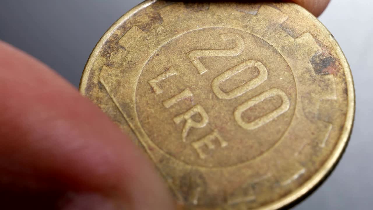 primer plano de monedas muy antiguas