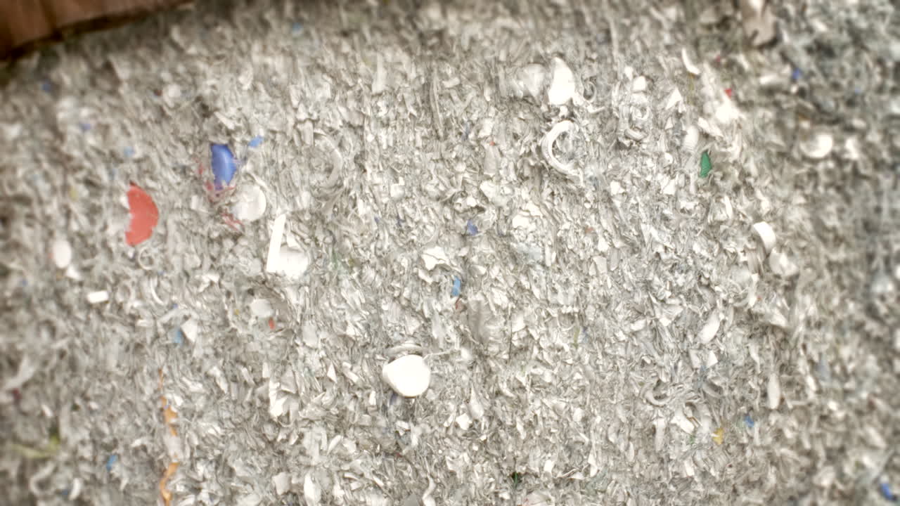 테트라팩 화병의 재활용 종이 더미