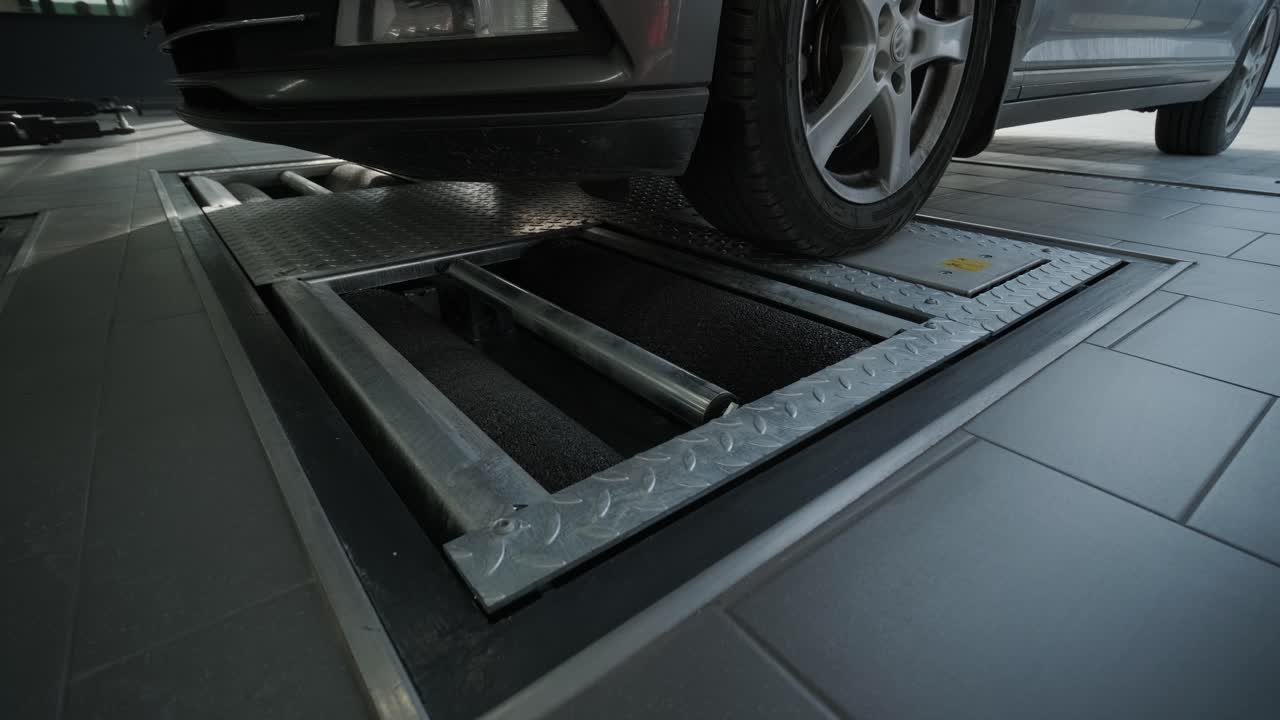 현대 자동차 서비스에서 자동 서스펜션 진단의 과정: 전문 장비는 차량의 서스펜이션 및 구성 요소의 상태를 검사하고 분석하는 데 사용됩니다.