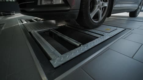 proceso de diagnóstico automático de la suspensión en un servicio automovilístico moderno. se utiliza equipo profesional para inspeccionar y analizar la condición de la suspensión y los componentes del vehículo